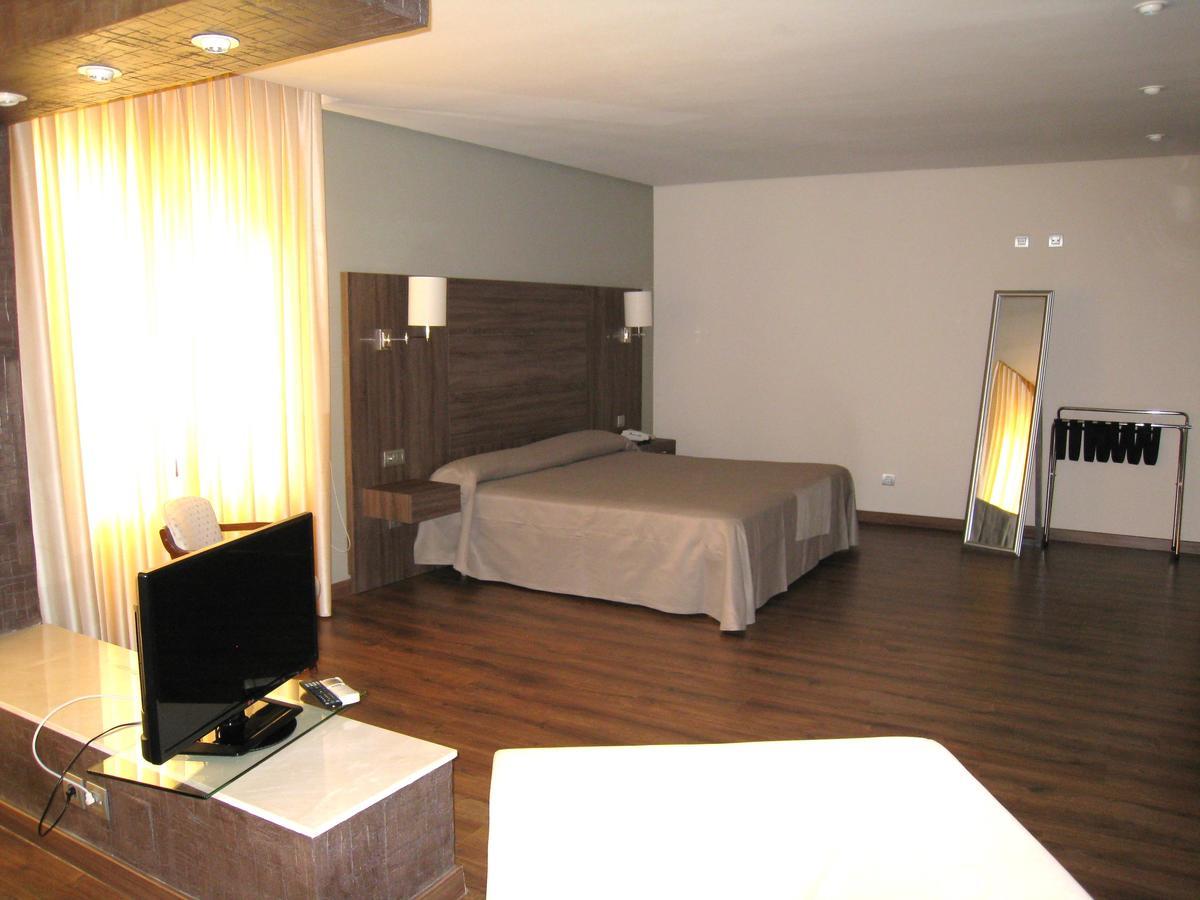 Balneario De Ledesma Hotel Vega de Tirados ภายนอก รูปภาพ