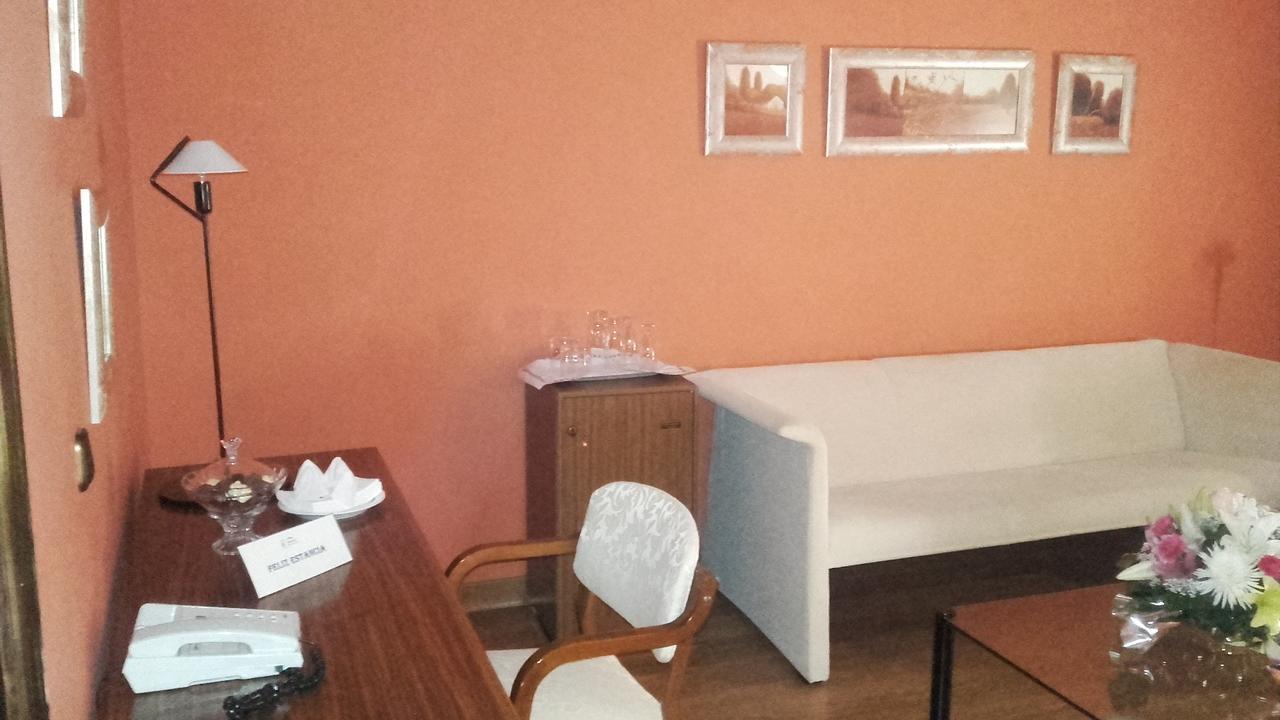Balneario De Ledesma Hotel Vega de Tirados ภายนอก รูปภาพ