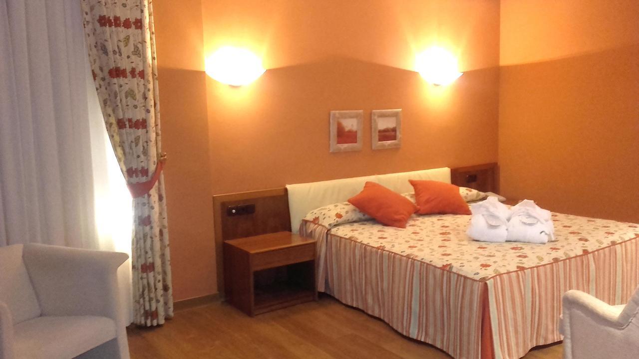Balneario De Ledesma Hotel Vega de Tirados ภายนอก รูปภาพ