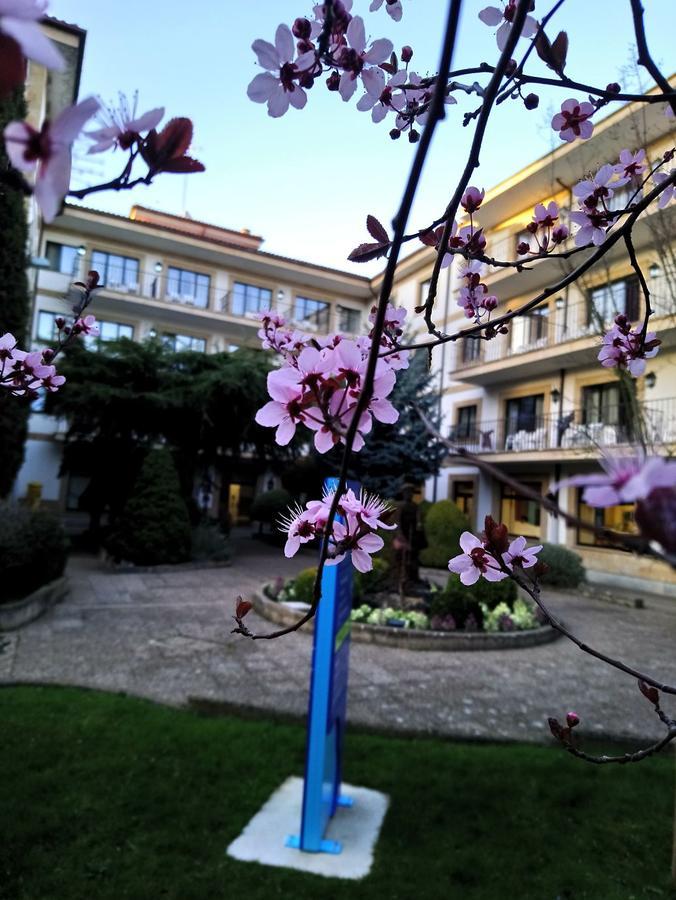 Balneario De Ledesma Hotel Vega de Tirados ภายนอก รูปภาพ